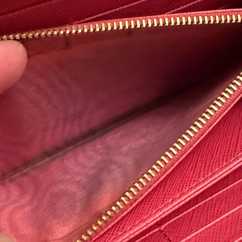 Prada Saffiano Leather Wallet💕